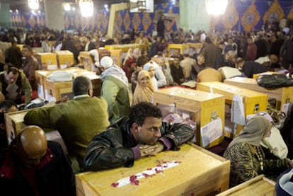 Ciudadanos egipcios a la espera del recuento de votos en las elecciones de noviembre de 2011.
