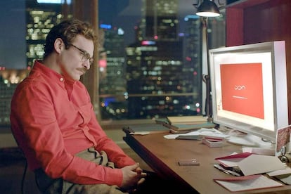 El actor Joaquin Phoenix, en un fotograma de la película Her (2013), de Spike Jonze.