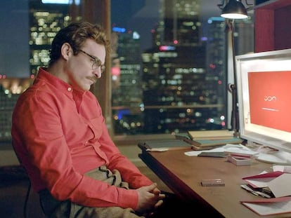 El actor Joaquin Phoenix, en un fotograma de la película Her (2013), de Spike Jonze.