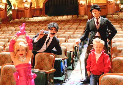 El actor Neil Patrick Harris como Groucho Marx (arriba a la derecha), su marido, el chef y actor David Burtka como Charles Chaplin, y los mellizos de la pareja: Harper Grace, como Marilyn Monroe y Gideon Scott disfrazado de James Dean, para Halloween 2016.