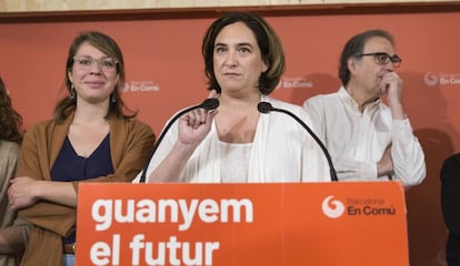 Ada Colau, acompañada por Janet Sanz y Joan Subirats, muembros de su candidatura.