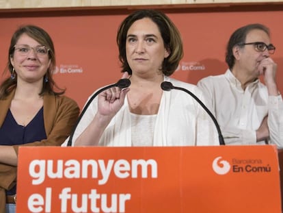 Ada Colau, acompañada por Janet Sanz y Joan Subirats, muembros de su candidatura.