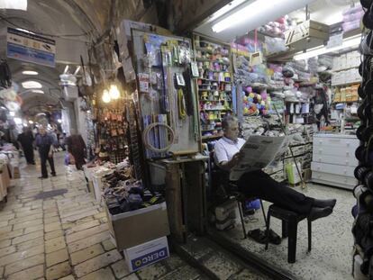 Un tendero en el barrio musulmán de la Ciudad Vieja de Jerusalén. 