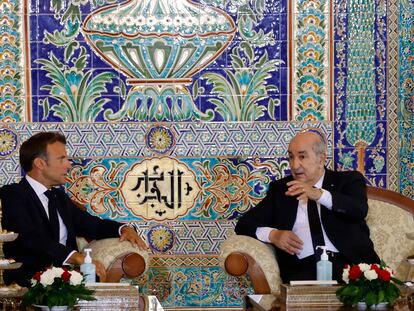 Emmanuel Macron (izquierda) y el presidente de Argelia, Abdelmadjid Tebún, el 25 de agosto, en el arranque de la visita de tres días del presidente francés al país magrebí.