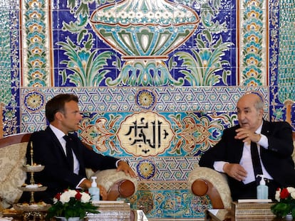 Emmanuel Macron (izquierda) y el presidente de Argelia, Abdelmadjid Tebún, el 25 de agosto, en el arranque de la visita de tres días del presidente francés al país magrebí.