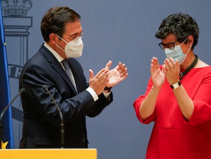 El nuevo ministro de Asuntos Exteriores, Unión Europea y Cooperación, José Manuel Albares, aplaude a su predecesora, Arancha González Laya.