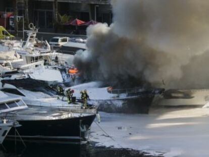 Los fuegos, ya controlados, han afectado a diez embarcaciones y han obligado a atender a 21 personas