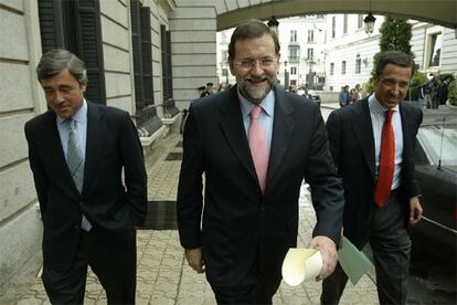 El líder del PP Mariano Rajoy, flanqueado por Ángel Acebes y Eduardo Zaplana