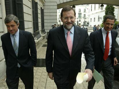 El líder del PP Mariano Rajoy, flanqueado por Ángel Acebes y Eduardo Zaplana