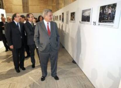 El presidente del Congreso de los Diputados, Jesús Posada (dcha.), el presidente de la Junta de Castilla y León, Juan Vicente Herrera (izq.), y el presidente de la Agencia Efe, José Antonio Vera (centro), en la exposición "EFE, 75 años en fotos".