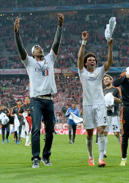 Slaughter, jugador del Real Madrid de baloncesto celebra la victoria en el cesped del Allianz Arena