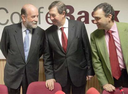 El presidente de Confebask, Miguel Lazpiur (centro), con Guillermo Zubía (izquierda) y Eduardo Archaga.