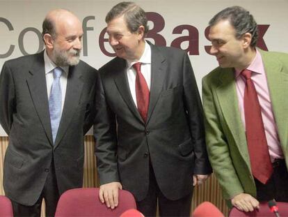 El presidente de Confebask, Miguel Lazpiur (centro), con Guillermo Zubía (izquierda) y Eduardo Archaga.