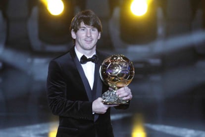 Messi, con el Balón de Oro de 2010.