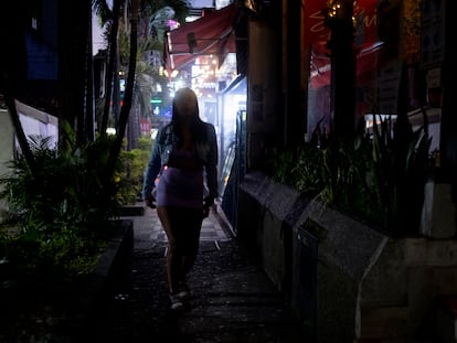 El trabajo sexual se ha intensificado en los últimos años en el barrio el Poblado de Medellín, el 29 de julio de 2022.