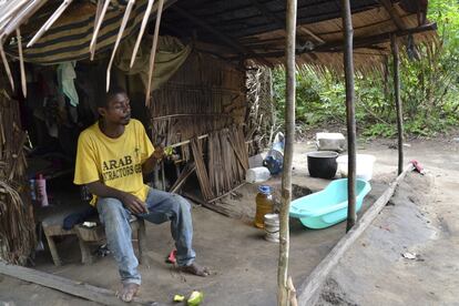 Según el jefe del pueblo de Namikumbi, los visitantes pueden pagar unos 15.000 francos cfa. (23 euros) cada uno al bantú que los trae desde el puente. Pero este último solo deja en el pueblo 30.000 francos cfa (unos 46 euros). "El dinero se reparte entre dos cajas: una para los hombres y otra para las mujeres. Se utiliza para comprar comida y ropa". ¿Y de dónde sale el alcohol? "No lo compramos, nos lo traen los turistas. Ayer tuvimos un grupo de 15 franceses y trajeron mucho".