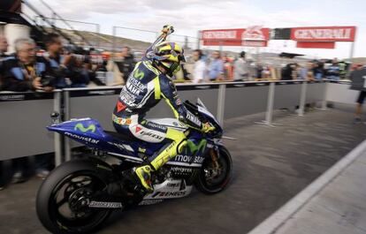 Valentino Rossi llega al parque cerrado tras lograr el mejor tiempo en Cheste.