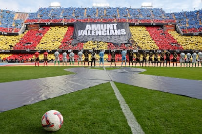 Minute of silence for the victims of the damage before the matchday 14 of the League between Valencia CF and Real Betis this Saturday at the Mestalla stadium. EFE