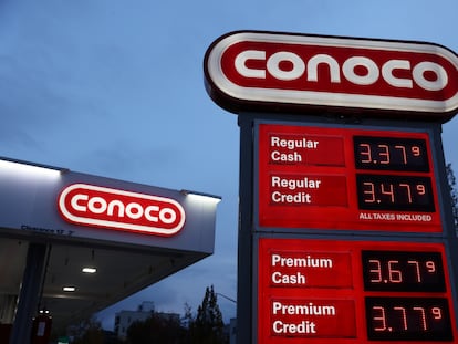 Panel luminoso con los precios de los carburantes, el 11 de noviembre en una gasolinera de Brooklyn (Nueva York).