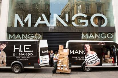 Trabajadores descargan cajas en la tienda de Mango en Estambul 