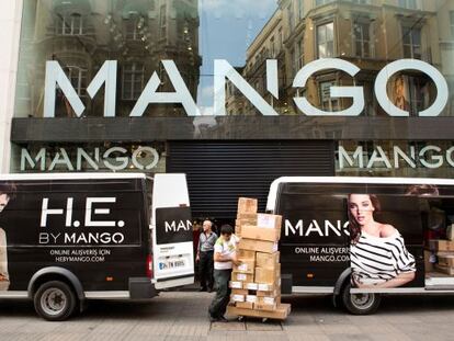 Trabajadores descargan cajas en la tienda de Mango en Estambul 