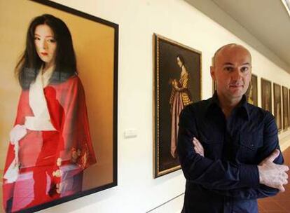 El artista francés Pierre Gonnord posa junto a su obra <i>Onnagata I </i>en el Museo de Bellas Artes de Sevilla.