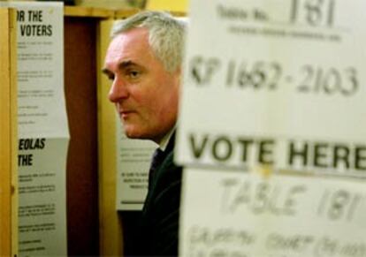 El primer ministro irlandés, Bertie Ahern, tras depositar ayer su voto en un colegio de Dublín.