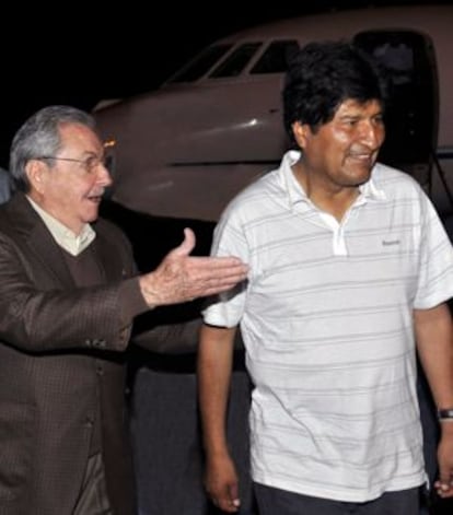 El presidente cubano, Raúl Castro, recibe este domingo a su homólogo boliviano, Evo Morales, a su llegada a La Habana en un viaje en el que visitará a Hugo Chávez en el hospital.