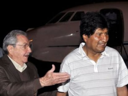 El presidente cubano, Raúl Castro, recibe este domingo a su homólogo boliviano, Evo Morales, a su llegada a La Habana en un viaje en el que visitará a Hugo Chávez en el hospital.