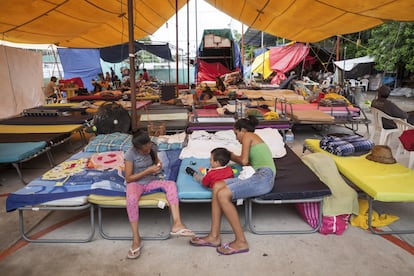 Alrededor de 450 personas pasan la noche en la Unidad Deportiva Che Gómez, donde se improvisó un albergue con lonas y catres.