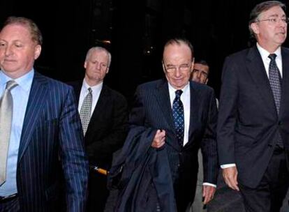 Rupert Murdoch (en el centro), tras reunirse con la familia Bancroft el pasado 4 de junio.