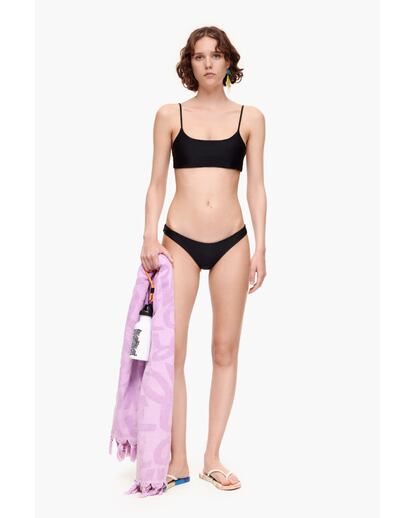 Bimba Y Lola. Un bikini negro nunca puede faltar en la maleta de vacaciones. Ese verano se reinventa con cierta sugerencia en forma de V para la parte inferior y escote de deportivo en la delantera.