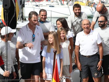 Los Reyes y sus hijas, com la tripulación del 'Aifos'.