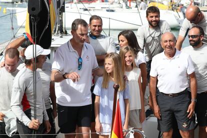 Los Reyes y sus hijas, com la tripulación del 'Aifos'.