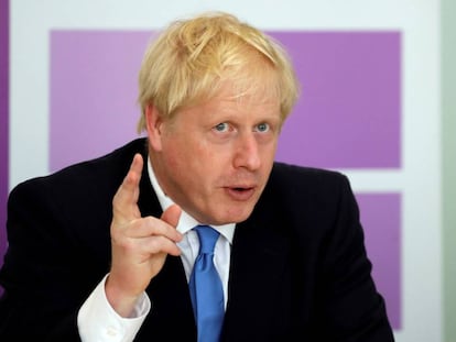 El primer ministro británico, Boris Johnson, durante un encuentro con policías en Londres, este miércoles.