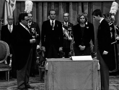 El entonces Príncipe de Asturias, Felipe de Borbón, jura la Constitución al cumplir la mayoría de edad el 30 de enero de 1986 en el Congreso de los Diputados.