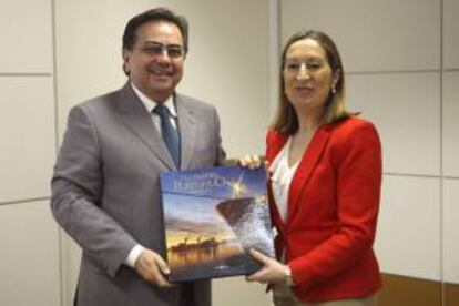 El secretario especial de Puertos de Brasil, José Leonidas de Menezes (i), posa con la ministra de Fomento de España, Ana Pastor, después de entregarle un libro durante una reunión este martes 21 de mayo de 2013, en Brasilia (Brasil).