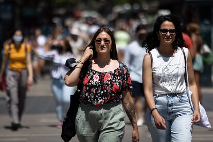 Dos mujeres sin mascarilla caminan por La Rambla de Barcelona, este sábado. 