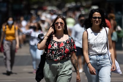 Dos mujeres sin mascarilla caminan por La Rambla de Barcelona, este sábado. 