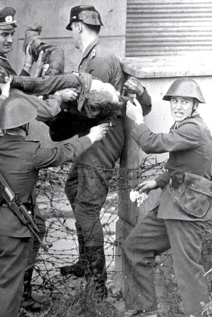 Soldados de la RDA cargan con el cuerpo de Peter Fechter, a quien mataron ante el muro de Berlín.