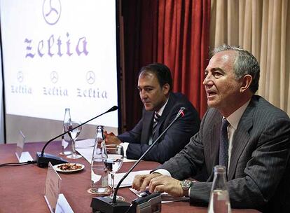 Jos Mara Fernndez Sousa, presidente de Zeltia, a la derecha, y Luis Mora, de PharmaMar, ayer en Madrid.