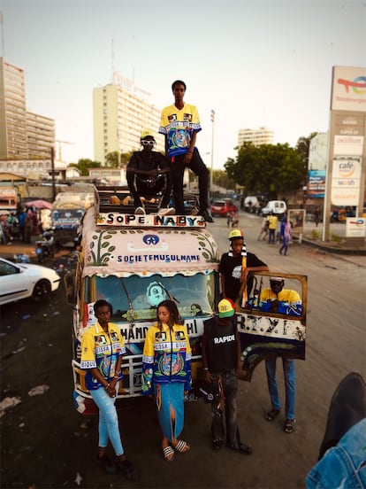 Colección Papa Abdou Salam Ndiaye, para su marca Meissa Biguey, inspirada en los estampados de los pequeños autocares interurbanos, pintorescos y antiguos que aún circulan por Dakar.