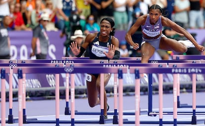 La británica Cindy Sember choca contra una valla en la semifinal de 100m valla femenino, esste viernes. 