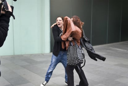 La madre que pegó a una profesora, tapada con una chaqueta, ayer al salir del juzgado.