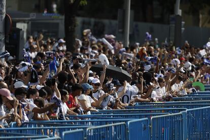 Aficionados del Real Madrid celebran este domingo la victoria en Cibeles.