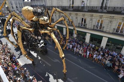 Cientos de personas asisten a la presentación pública de Kumo, una araña mecánica de madera y acero, por las calles de Nantes, Francia.