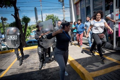 Varios periodistas fueron encarcelados y sometidos a un juicio político, acusados de “terrorismo” e “incitación al odio”. En la fotografía varios agentes persiguen a manifestantes, el 15 de diciembre de 2018.