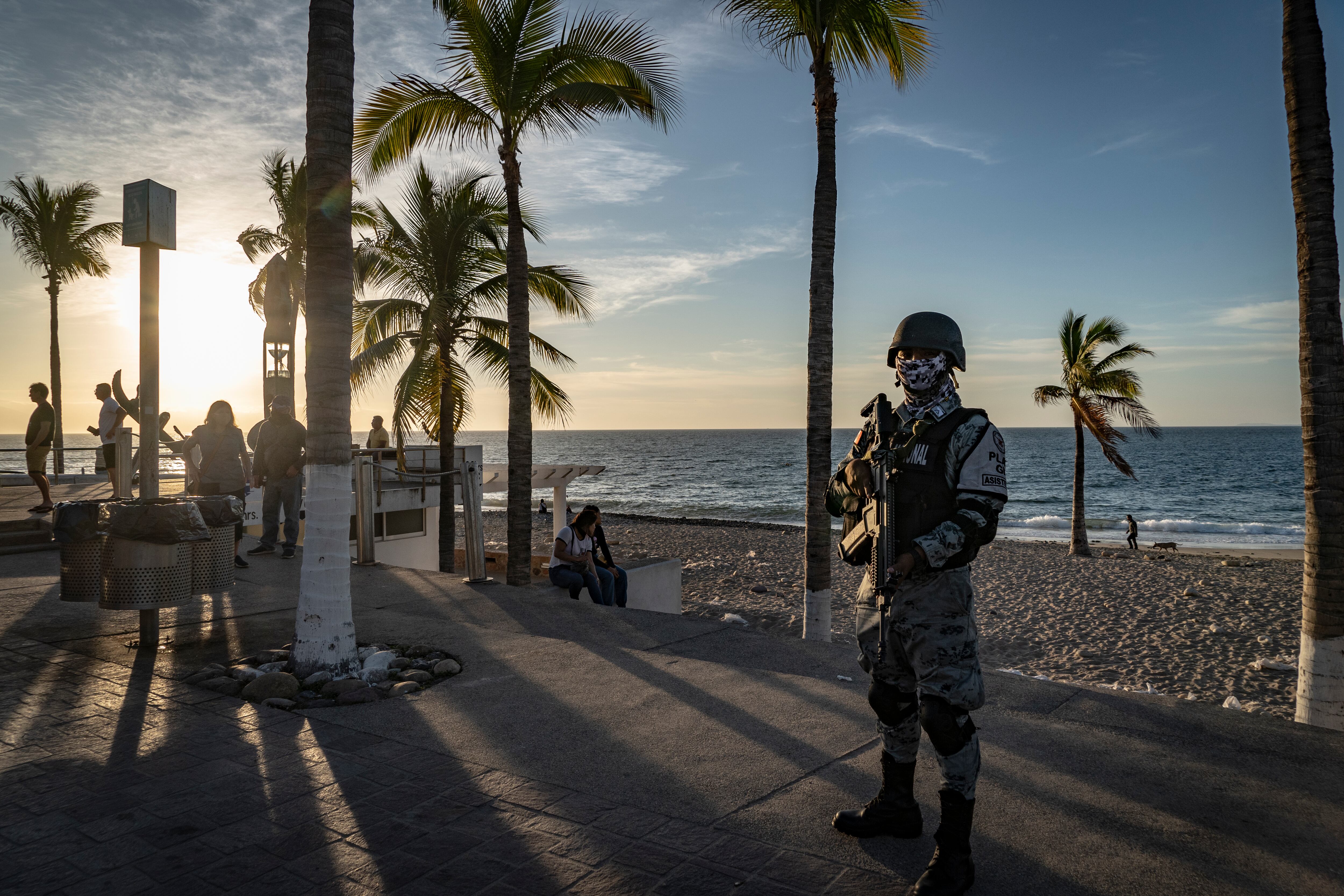 Un miembro de la Guardia Nacional vigila el malecón de Puerto Vallarta, Jalisco, el 19 de diciembre de 2020. 