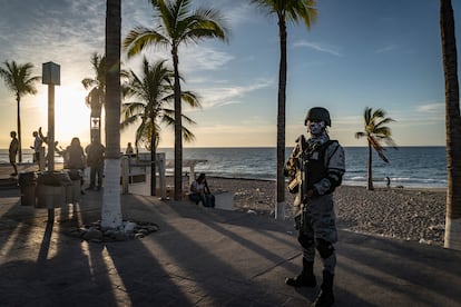 Elementos de la Guardia Nacional vigilan el Malecon de Puerto Vallarta