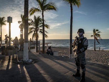 Elementos de la Guardia Nacional vigilan el Malecon de Puerto Vallarta, Jalisco.